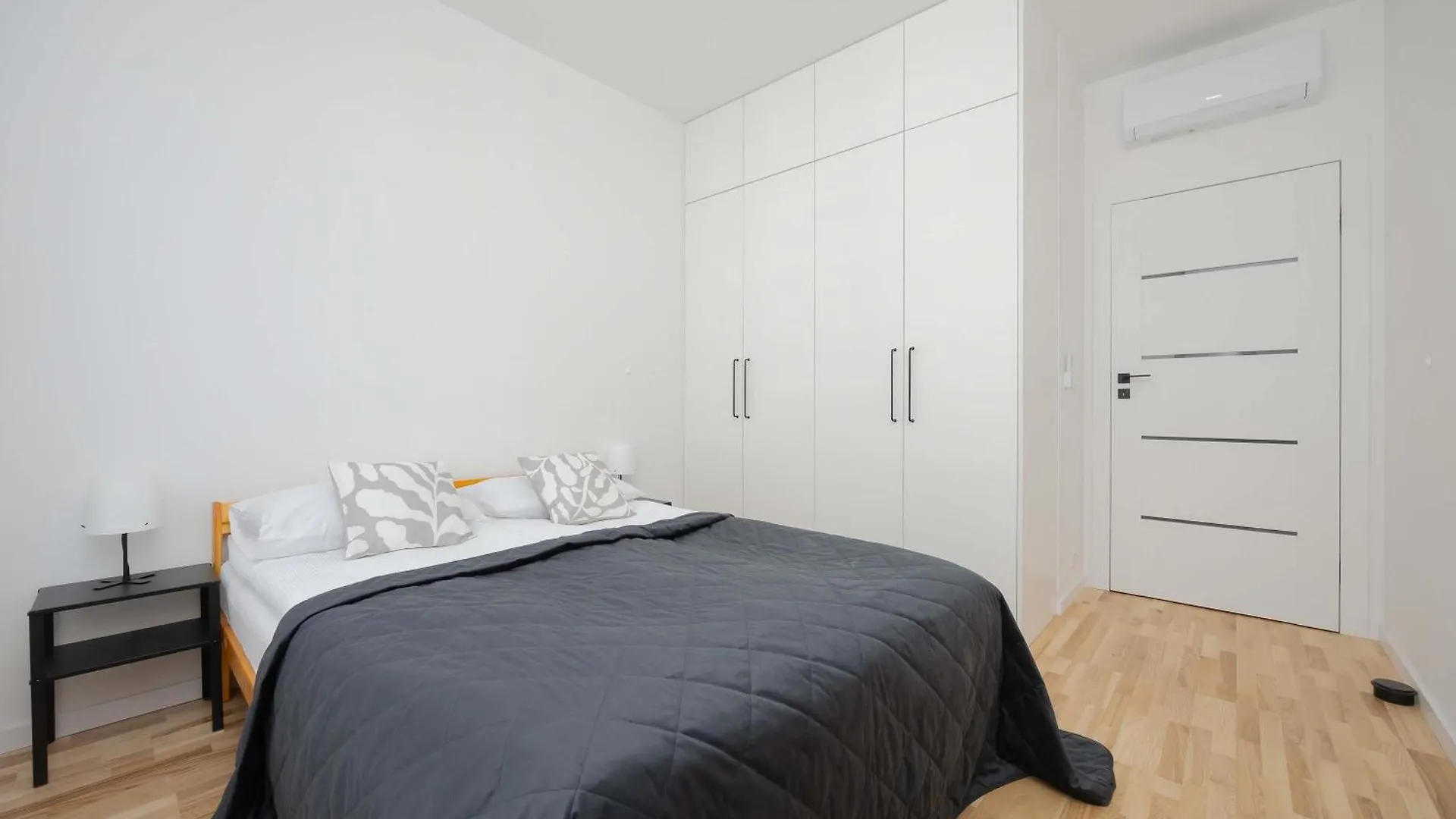 Air Conditioned Apartment In Warsaw With Parking, Balcony And Bathtub By Noclegi Renters