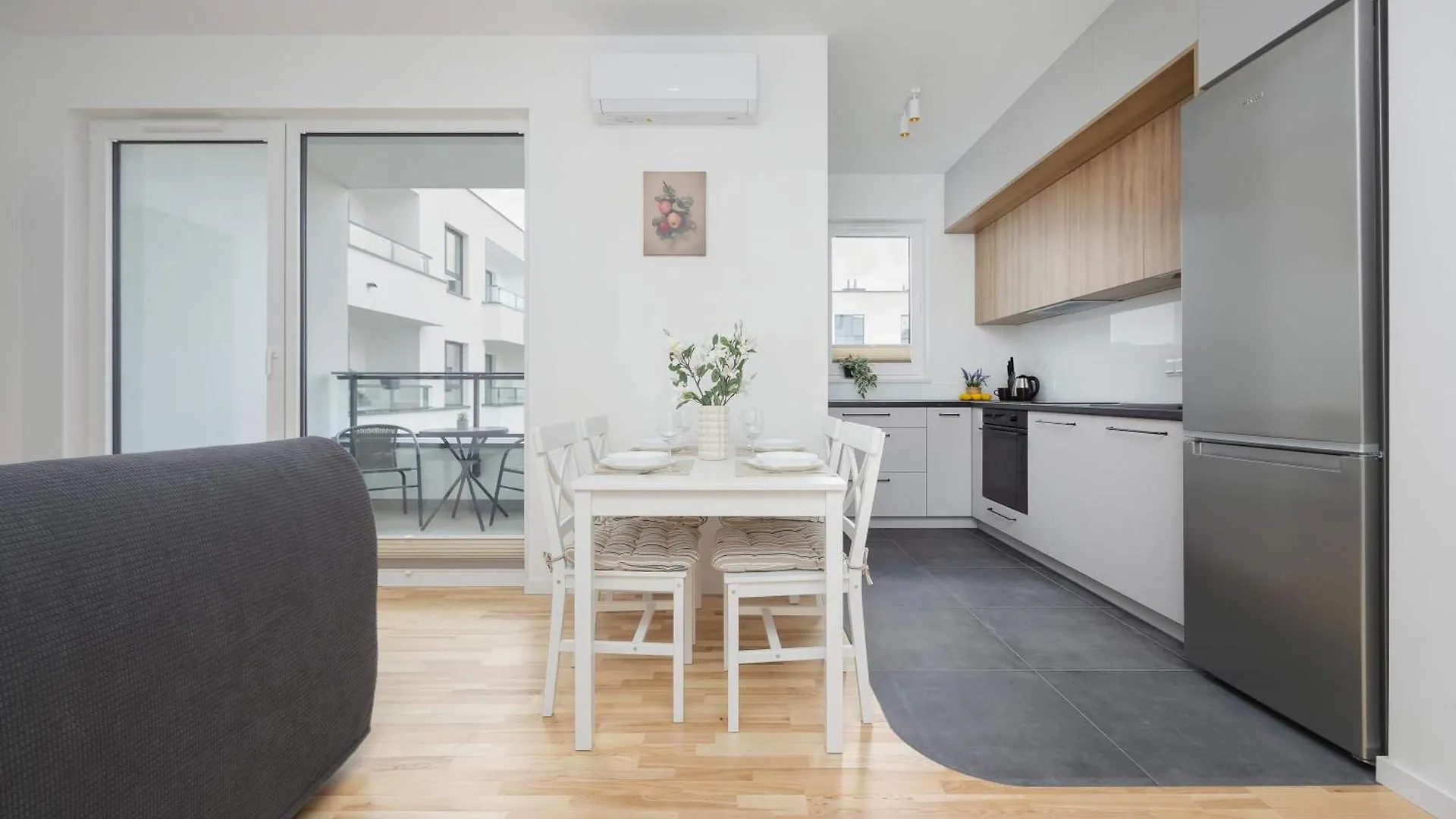 Air Conditioned Apartment In Warsaw With Parking, Balcony And Bathtub By Noclegi Renters