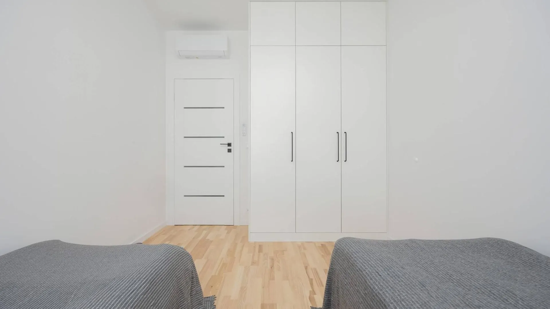 Air Conditioned Apartment In Warsaw With Parking, Balcony And Bathtub By Noclegi Renters