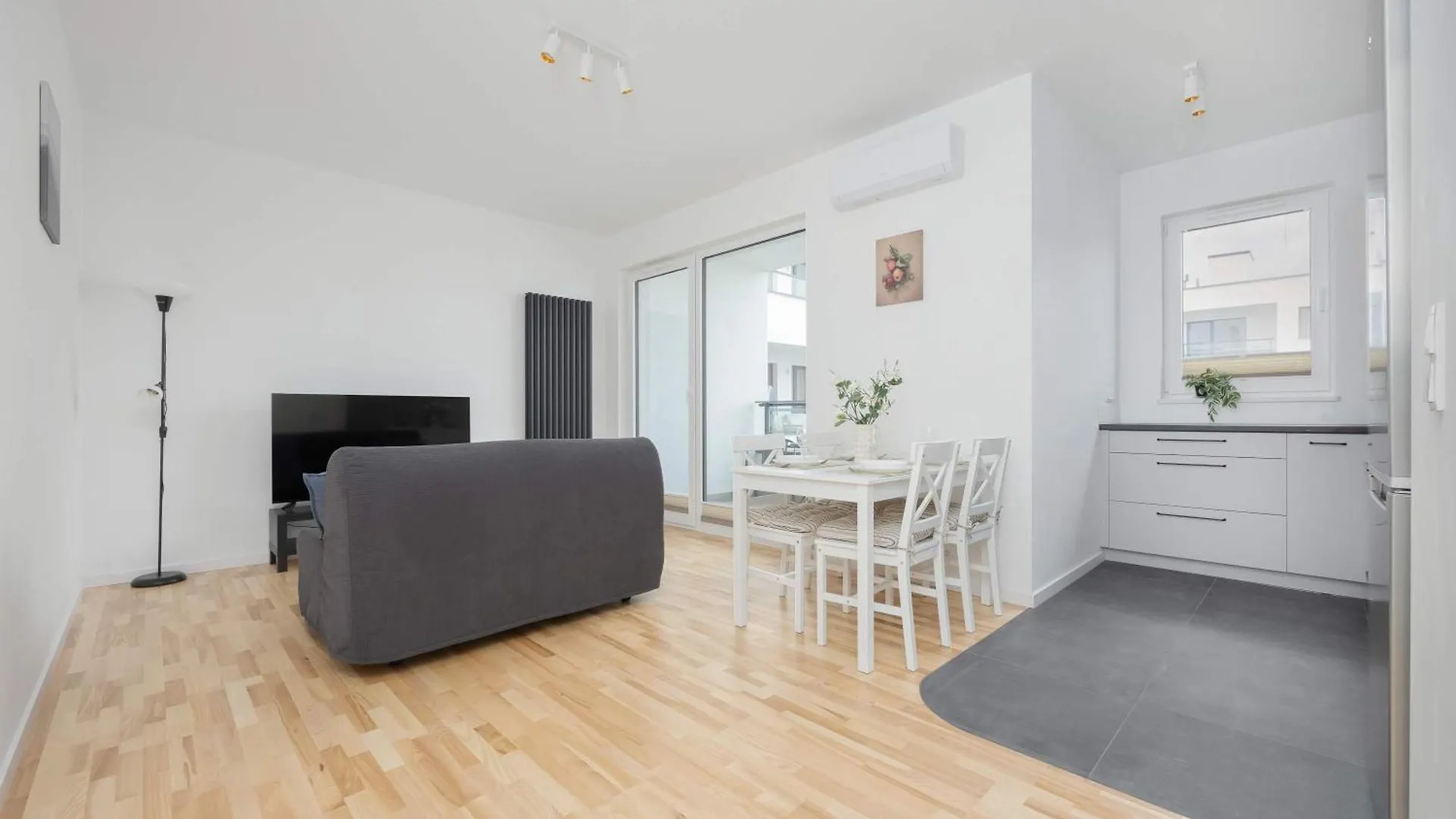 Air Conditioned Apartment In Warsaw With Parking, Balcony And Bathtub By Noclegi Renters