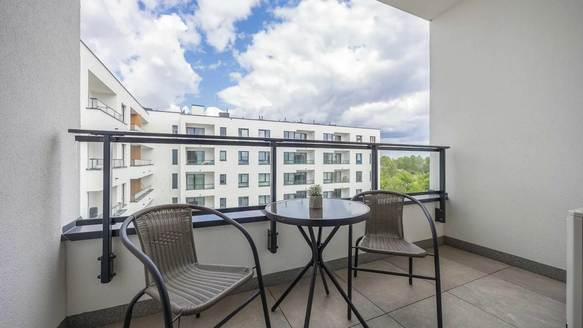 Air Conditioned Apartment In Warsaw With Parking, Balcony And Bathtub By Noclegi Renters 0*,