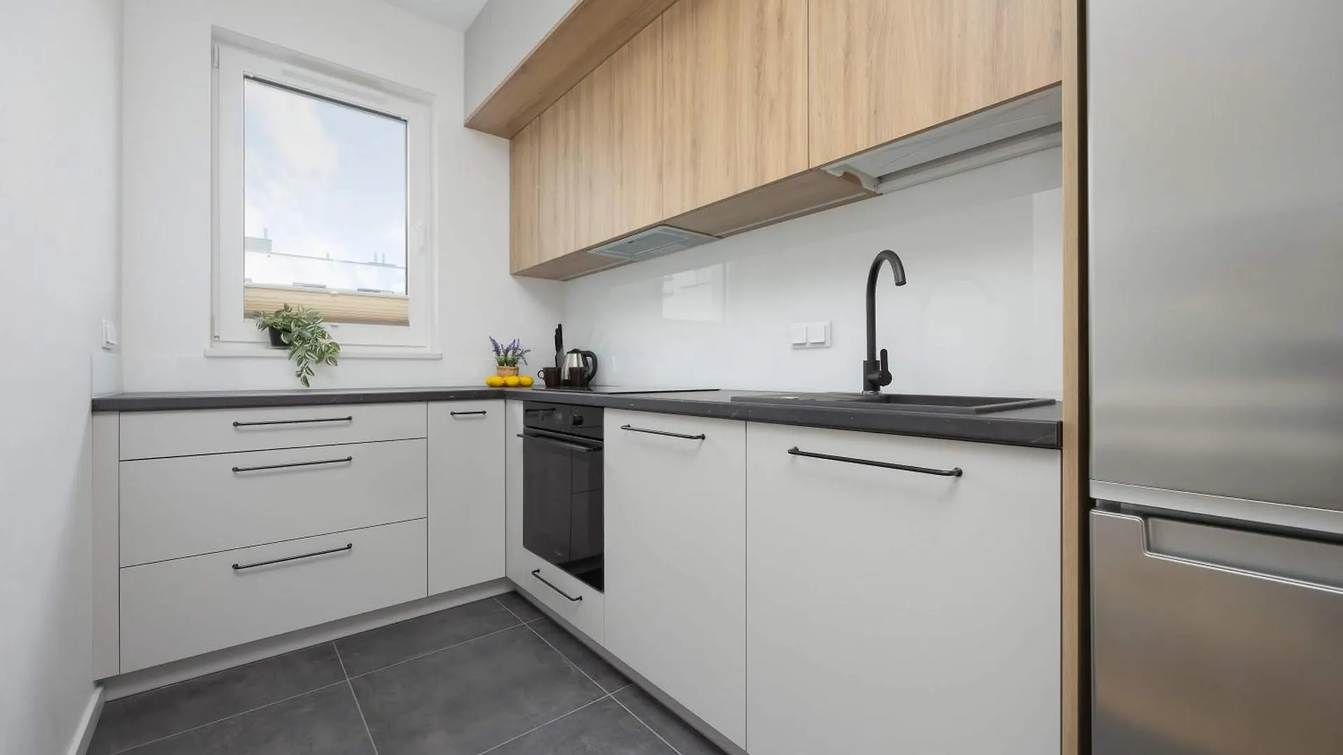 Air Conditioned Apartment In Warsaw With Parking, Balcony And Bathtub By Noclegi Renters